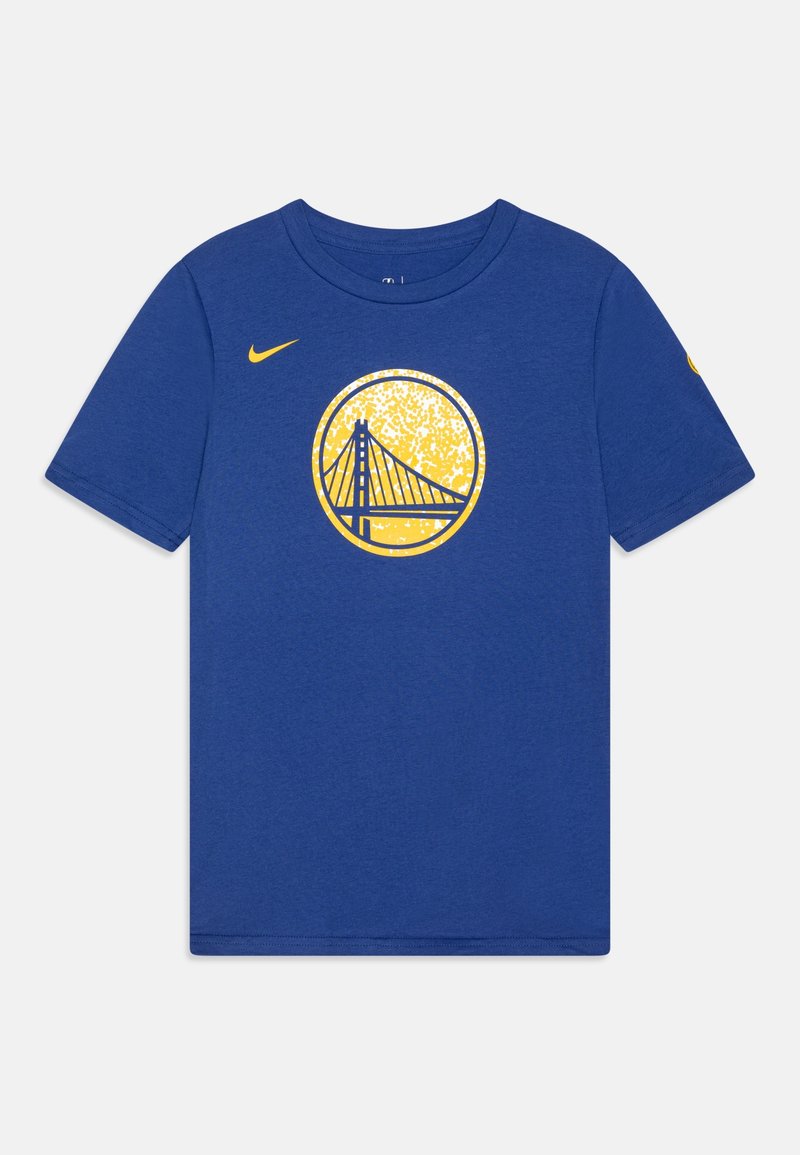 Camiseta de algodón azul con un gráfico redondo que muestra un puente en amarillo, rodeado por un fondo circular amarillo. Logo de Nike en la manga.