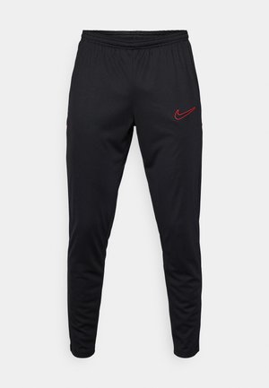 Schwarze Sporthosen mit schmalem Schnitt, elastischem Bund und rotem Nike-Logo am linken Oberschenkel. Glatte Textur mit seitlichen Taschen.