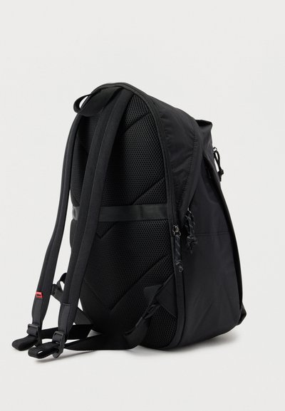 Sac à dos noir vu de dos, avec des panneaux en maille rembourrés, des bretelles réglables, une sangle de poitrine et des compartiments zippés.