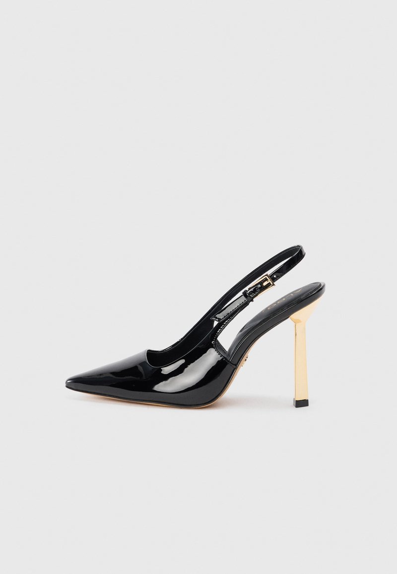 Schwarze patentierte Slingback-Pumps mit spitzer Nase und goldfarbigem quadratischem Absatz. Mit verstellbarem Knöchelriemen.