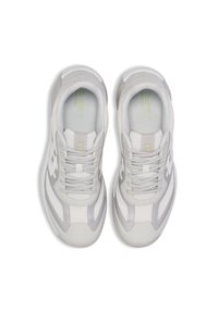Witte sportieve schoenen met grijze accenten, bovenwerk van mesh, ronde neus en textuurdetails. Voorzien van veters en een zachte voering.
