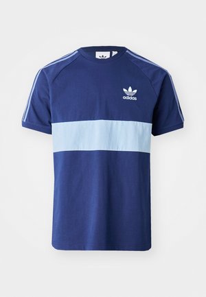 T-shirt blu scuro con una striscia orizzontale azzurra, maniche corte, collo rotondo, logo Adidas sul petto e strisce a contrasto sulle spalle.