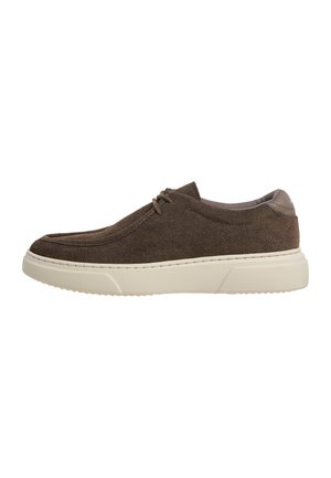 Scarpa casual bassa in camoscio marrone con suola in gomma beige e lacci minimali, vista laterale su sfondo bianco.