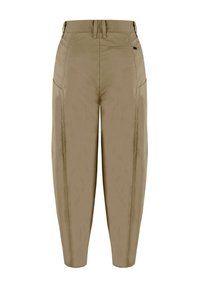Pantaloni tapered beige con tasche frontali e laterali, dotati di cintura piatta e passanti per cintura. Tessuto liscio con dettagli minimi.