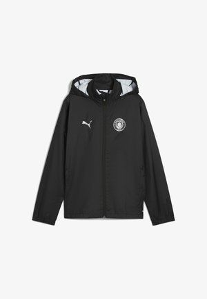 Fekete kapucnis dzseki, cipzárral elöl, rugalmas mandzsettákkal és fehér részletekkel, beleértve egy logót és díszítéseket a kapucni bélésén.