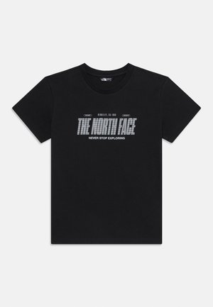 Camiseta de algodón negra con cuello redondo. Cuenta con "THE NORTH FACE" en grandes letras grises y "NEVER STOP EXPLORING" debajo en un texto más pequeño.