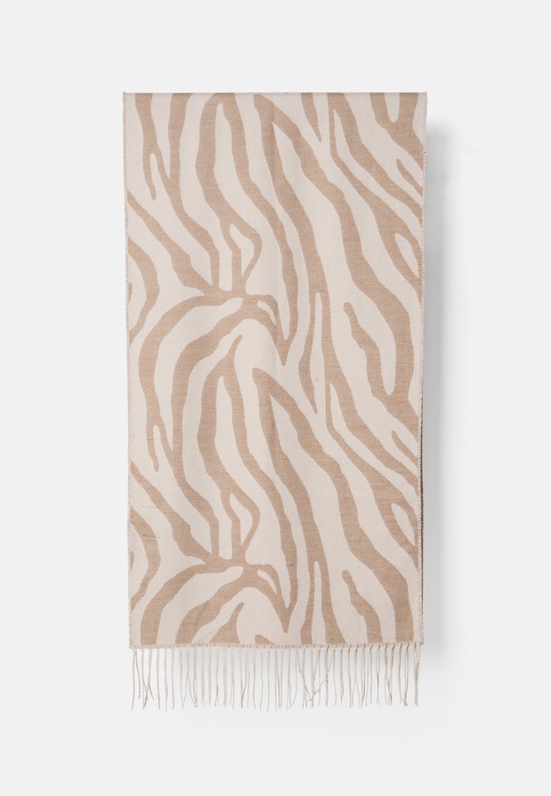 Zebra-mønstret tørklæde i beige og fløde, lavet af blødt stof. Har frynseender og abstrakte bølgelignende designmønstre over det hele.