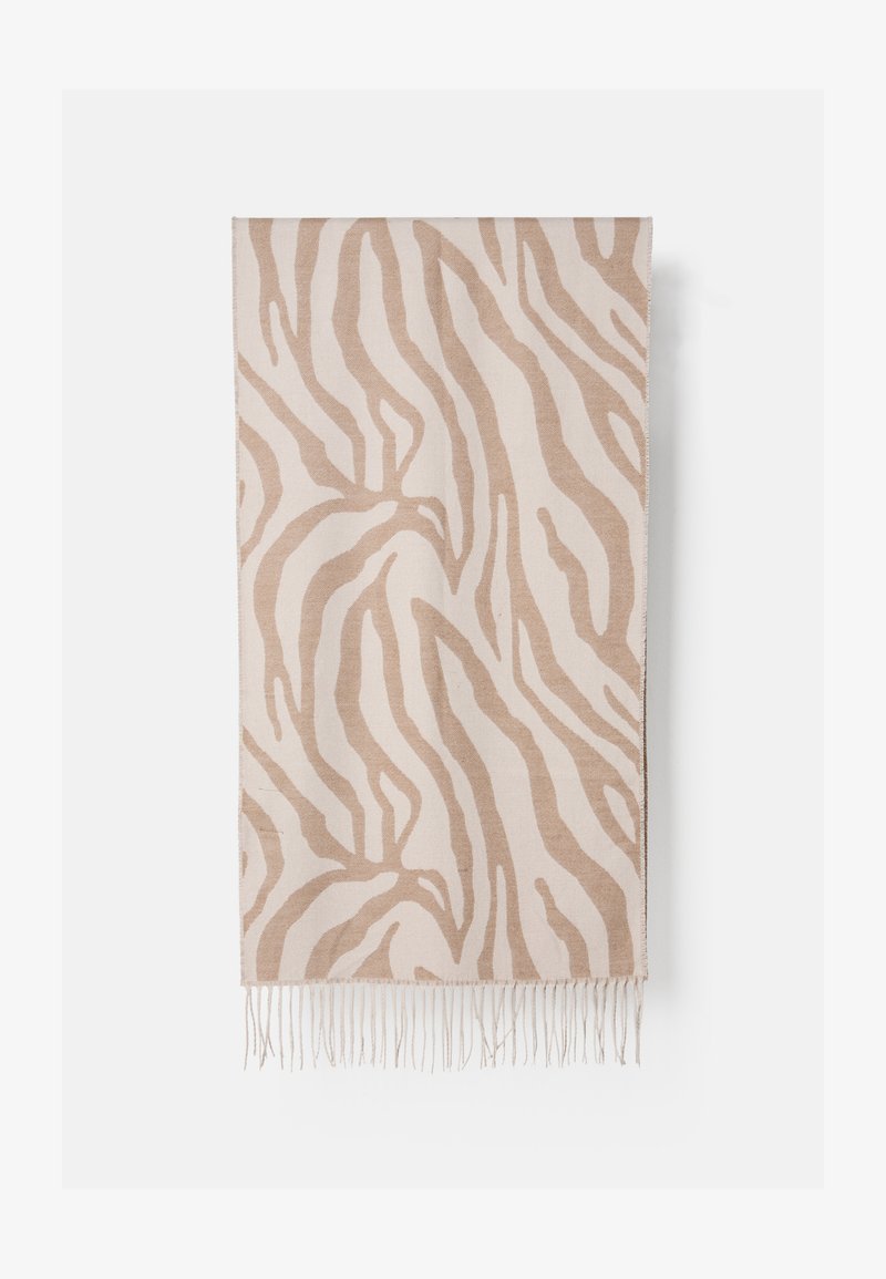 Zebra-mønstret tørklæde i beige og fløde, lavet af blødt stof. Har frynseender og abstrakte bølgelignende designmønstre over det hele.