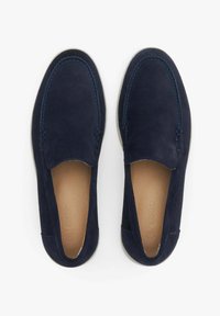 Mornarskoplavi nubuk cipele na slip-on s okruglim vrhom, kontrastnim plavim šavovima i bež uloškom. Glatka tekstura s minimalnim dizajnerskim naglascima.