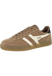 Baskets en daim marron avec des double rayures crème, semelle en caoutchouc, design à lacets et logo "Gola" sur le côté.