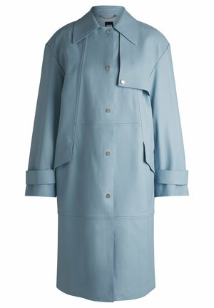Cappotto in pelle azzurro chiaro con un grande colletto, chiusure a scatto anteriori e tasche laterali. Presenta maniche ampie con polsini e una vestibilità rilassata.