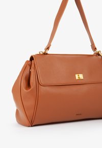 Borsa a tracolla in pelle marrone con un design strutturato, dotata di una chiusura dorata, un'unica tracolla e un morbido dettaglio di plissettatura sui lati.