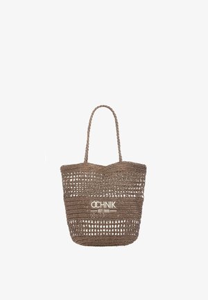 Brązowa pleciona torba typu tote z długimi warkoczowymi uchwytami i białym haftem "Ochnik Est 1989" na środku z przodu.