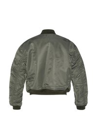 Olivenfarvet bomberjakke med en glat, blank overflade, ribbet krave og manchetter samt polstrede skuldre. Har et cropped, tætsiddende design.