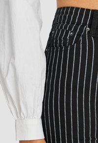 Stradivarius Pantaloni - black