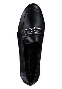 Chaussure slip-on en cuir noir avec un détail de boucle en métal argenté, bout rond et texture lisse avec des accents de couture subtils.