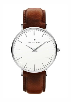 Montre ronde argentée avec cadran blanc, index argent fins, bracelet en cuir marron, et logo ainsi que le nom Wallace Hume sous 12 heures.