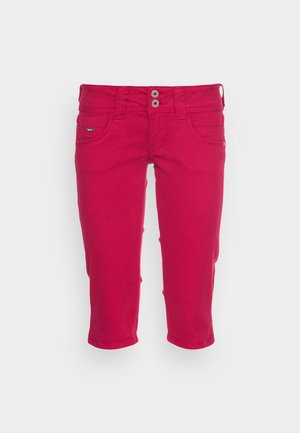 Felroze cropped broek met voorste knoopsluiting, riemlussen en een ontwerp met vijf zakken, op een effen lichtgrijze achtergrond.