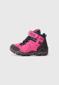 Rosa Wildleder-Mid-Top-Schuh mit schwarzen synthetischen Akzenten, blauer Fütterung und Klettverschluss. Verfügt über eine robuste schwarze Sohle mit rosa Details.