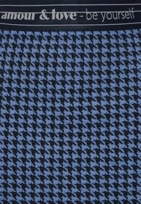 Modrá a námořnická kostkovaná látka s širokým černým pasem, na kterém je stříbrným písmem uvedeno "amour & love - be yourself".