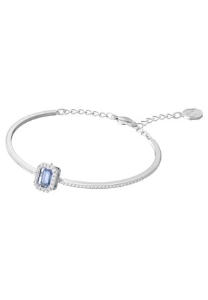 Silberarmband mit einem rechteckigen hellblauen Edelstein, umrandet von klaren Steinen, und einer zarten Kette für eine verstellbare Passform.