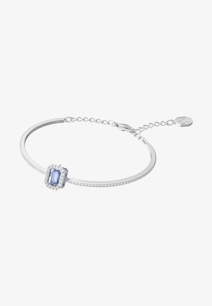 Bracciale d'argento con una gemma rettangolare di colore blu chiaro, contornata da pietre trasparenti, e una delicata catena per una vestibilità regolabile.