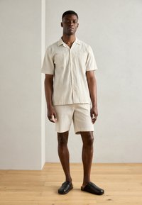Lindbergh SHIRT SET - Shorts - light stone