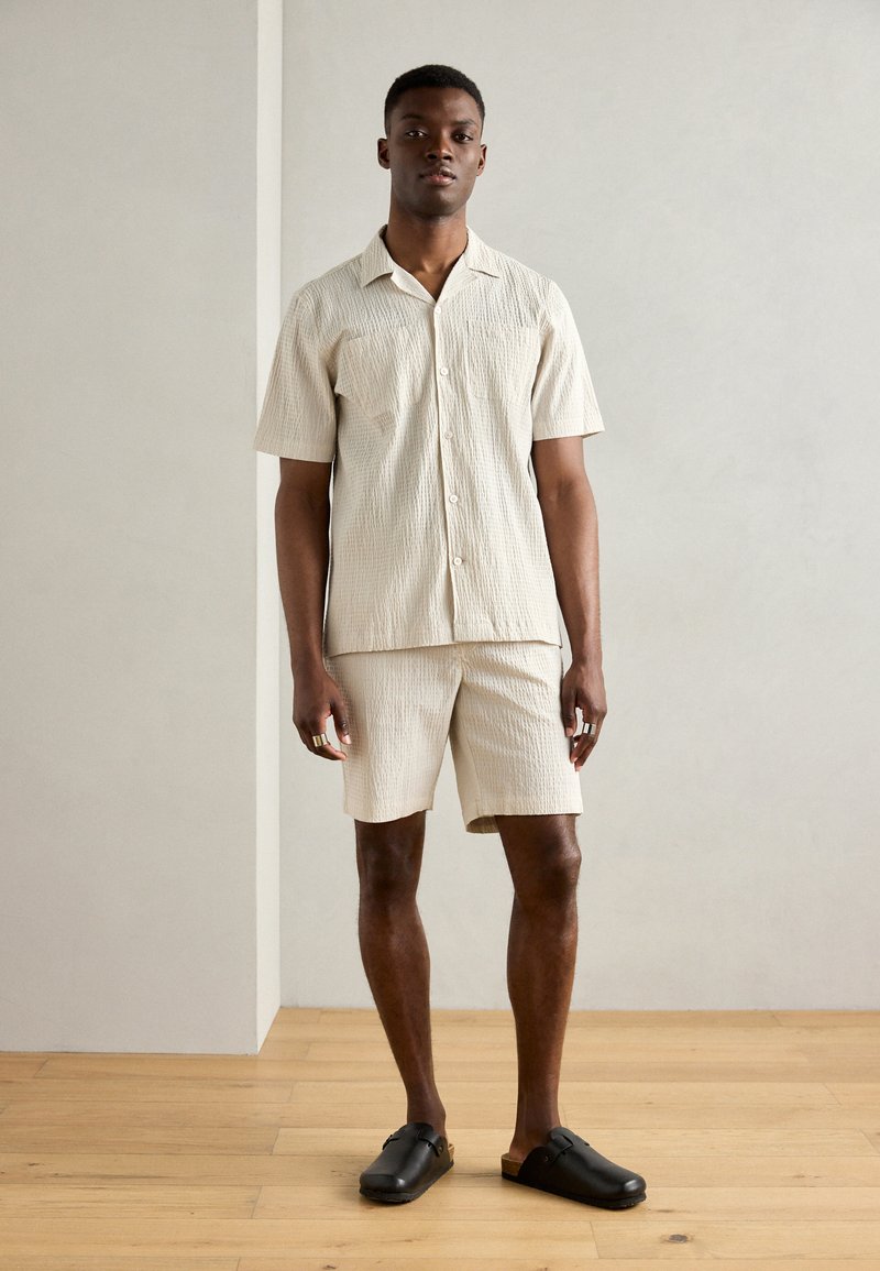 Lindbergh SHIRT SET - Šortai - light stone