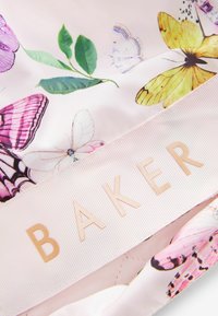 Ružová tkanina so širokou škálou motýľov v purpurovej, žltej a bielej farbe. Textúrovaná stužka zobrazuje slovo "BAKER" zlatým písmom.