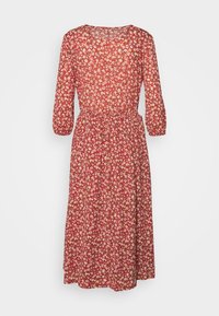 Rød blomsterkjole med trekvartærmer, elastisk talje og en mellemlang nederdel. Har et gentaget blomster mønster i creme og gult.