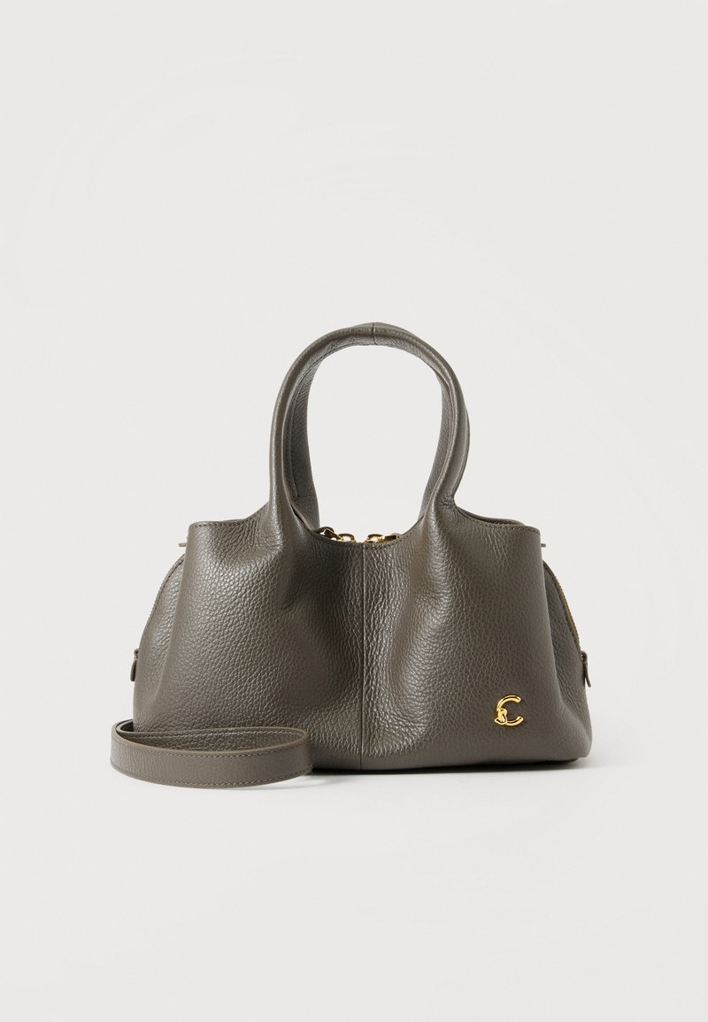Sac à main en cuir texturé gris avec deux poignées, une bandoulière amovible, une fermeture éclair dorée et un petit logo doré en bas à droite à l'avant.