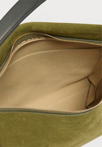 Πράσινη ελιά σουέτ τσάντα με χρυσλό φερμουάρ, εσωτερικό από μπεζ σουέτ και ραμμένη εσωτερική τσέπη.
