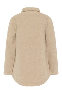 Beige pitkähiha fleece-takki, jossa on teksturoitu pinta, pystyskaulus ja kaareva helma, kuvattuna takaa.