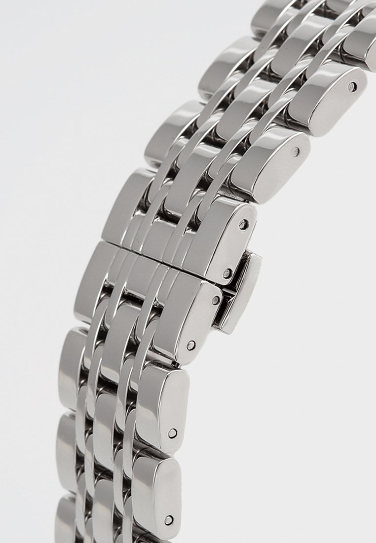 Metallarmband mit einem eleganten, silbernen Finish, rechteckigen Gliedern, polierten Oberflächen und einem sicheren Verschlussmechanismus.