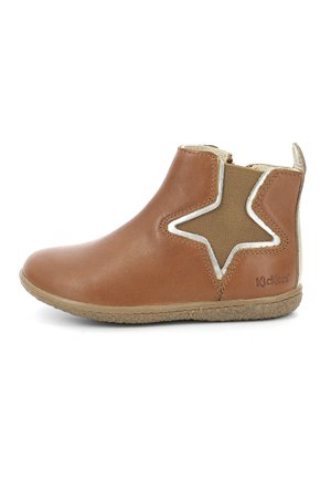 Bottines en cuir marron avec une découpe en étoile, un panneau latéral élastique, des accents métalliques et une semelle en caoutchouc texturée.