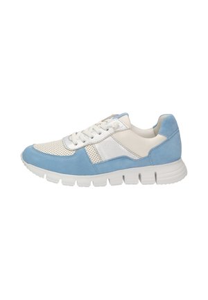 Weißer und hellblauer Sneaker mit perforierter Zehenkappe, Schnürverschluss vorne, gepolsterter Sohle sowie Panels aus Wildleder und Leder, seitlich dargestellt.