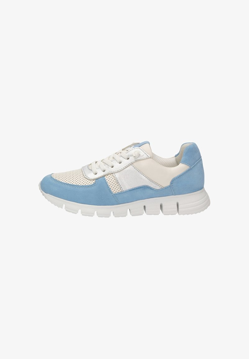 Witte en lichtblauwe sneaker met geperforeerde neus, vetersluiting aan de voorkant, gevoerde zool en panelen van suède en leer, zijaanzicht.