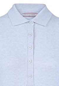 Jasnoszara koszulka polo z plisą zapinaną na pięć guzików, klasycznym kołnierzykiem i teksturowaną dzianiną. Wewnątrz widoczna metka marki.