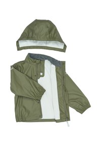 Chaqueta impermeable de color verde oliva con capucha desmontable, puños elásticos, forro interior gris, cierre frontal de broches y detalles en blanco.