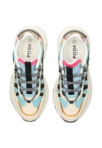 Zapatillas chunky con una mezcla de materiales en azul, rosa y dorado. Presentan cordones negros y un patrón de cuadros, suela acolchada y parte superior duradera.