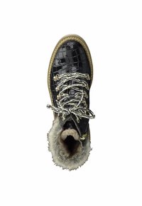 Bota de invierno de charol negro con forro de piel de peluche, suela beige, cordones a rayas y ojetes de metal dorado, vista desde arriba.