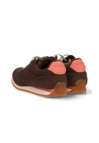 Zapatillas marrones con detalles en rosa, suela de goma texturizada, materiales lisos y de gamuza, y detalle de entresuela blanca en contraste.