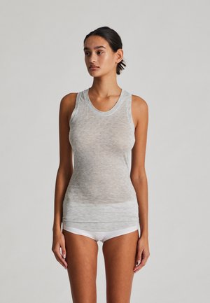 Lichtgrijze tanktop met een textuur en doorzichtige stof. Kenmerkt zich door een ronde halslijn en mouwloos ontwerp, gecombineerd met witte shorts eronder.