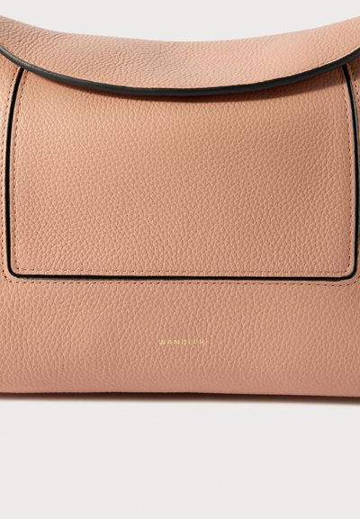 Lyserød blush textured læderhåndtaske med frontklap og sort kantbesætning, med guld "WANDLER" logo på den nederste forreste panel.