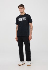 Terranova CON SCRITTA - T-shirt con stampa - nero