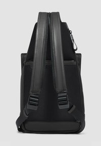 Zwarte rugzak met een combinatie van gestructureerde stof en glad leer. Voorzien van twee gevoerde riemen en ritssluitingen.