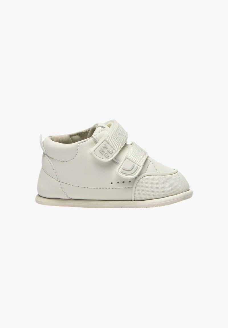 Zapatos de cuero blanco para niños pequeños con doble cierre de velcro, puntera redonda, acentos texturizados y suela de goma plana. Diseño ajustado con detalles cosidos.