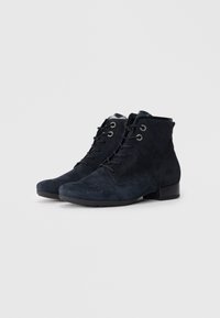 Bottes de cheville en daim bleu marine avec un bout rond, un design à lacets, des œillets en métal argenté et un petit talon bloc. Texture lisse et détail de couture subtil.