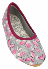 Ballet flats in grijs stof met een roze vlinderprint, ronde neus en een bordeauxrode rand langs de opening; minimalistische zool.
