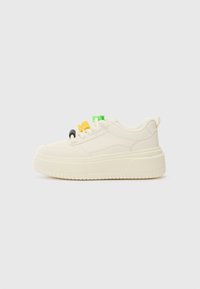 Weißer Sneaker mit dickem Sohlenprofil, strukturiertem Obermaterial und kontrastierenden Schnürsenkeln in Grün, Gelb und Schwarz. Runde Zehenform und Ziehlasche an der Rückseite.